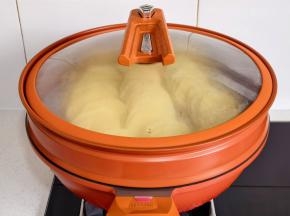 盖上盖子蒸熟。