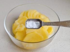 取出蒸熟的土豆+盐。