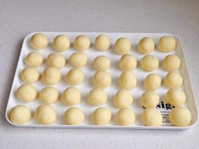 分成等份的小面团揉圆。