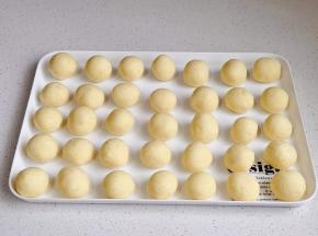 分成等份的小面团揉圆。