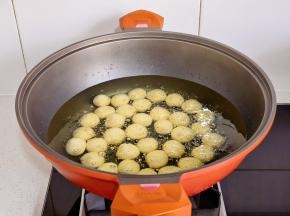 油五成热下锅。