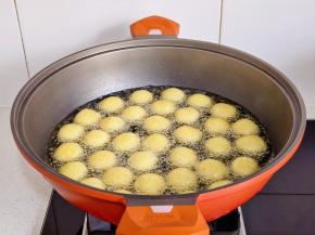 炸至丸子漂在油面时翻动。