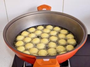 炸至丸子漂在油面时翻动。