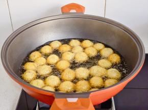 勤翻动，夏至金黄捞出控油。