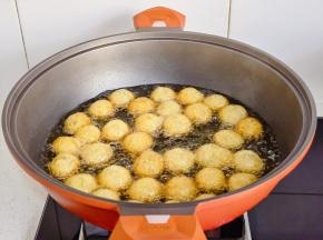 勤翻动，夏至金黄捞出控油。