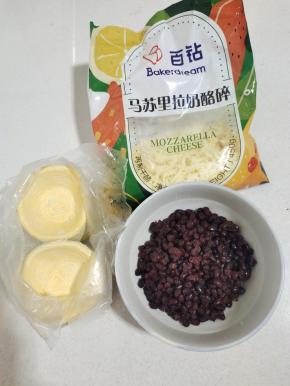准备好所需的食材:
蜜豆，蛋挞皮，提前解冻好的芝士碎！