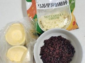 准备好所需的食材:
蜜豆，蛋挞皮，提前解冻好的芝士碎！