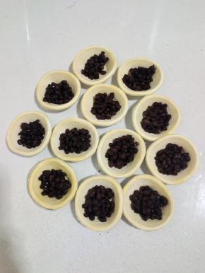 把蜜豆放在蛋挞皮里面！