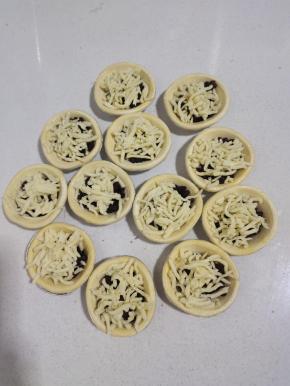 再撒上适量的芝士碎！