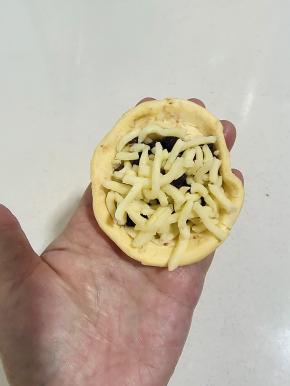 放入适量的芝士碎！