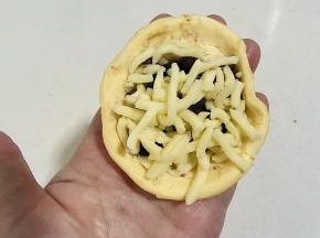 放入适量的芝士碎！