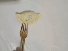 再用叉子，在边缘出按压出纹路！