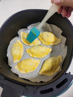 均匀的刷上一层蛋黄液！(鸡蛋蛋黄和蛋白分离，把蛋黄搅拌均匀就是蛋黄液了！我们只用蛋黄哈！)