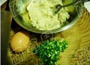 黄豆打豆浆过滤出豆渣备用，香葱切细粒。