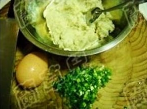 黄豆打豆浆过滤出豆渣备用，香葱切细粒。