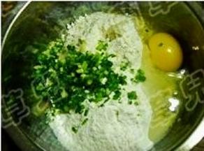鸡蛋、香葱、面粉 放入豆渣中。