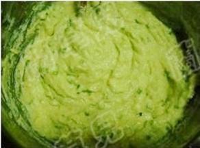 加入适量盐、胡椒，拌合成稍干点的豆渣糊。