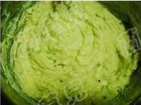 加入适量盐、胡椒，拌合成稍干点的豆渣糊。