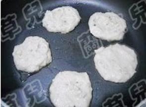 煎锅放少许油，烧热；将豆渣糊用小勺舀到锅中，做成饼状。