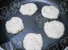 煎锅放少许油，烧热；将豆渣糊用小勺舀到锅中，做成饼状。