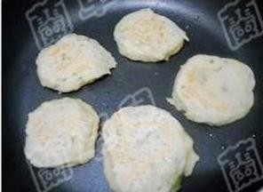 煎至两面微黄，饼熟即可。