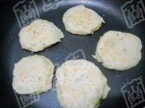 煎至两面微黄，饼熟即可。