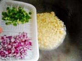 下入洋葱和青椒粒，炒匀。