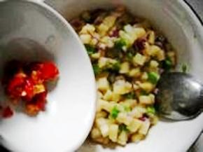 炒好的土豆盛入碗中，加入剁椒。