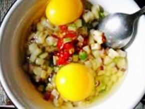 打入鸡蛋，加1勺面粉和黑胡椒，拌匀成蛋液。