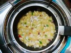 锅底抹油，舀一勺面糊，摊开。