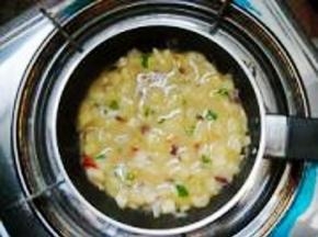 锅底抹油，舀一勺面糊，摊开。