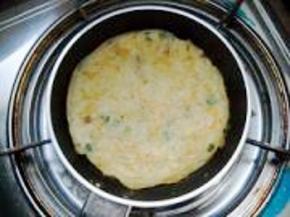 翻一面，煎至酥黄