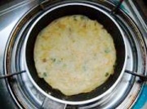 翻一面，煎至酥黄