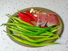 准备线椒，小米椒，牛肉。