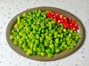 把线椒与小米椒切成粒。