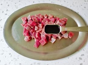 牛肉切成小丁，加生抽。