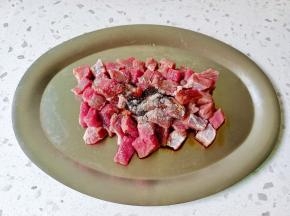 胡椒粉1勺，抓拌均匀。