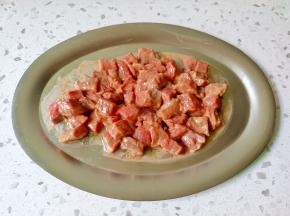 加红薯粉一勺，抓均匀后放少许的食用油，腌制10分钟。