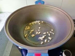 热锅凉油下蒜末炒香。