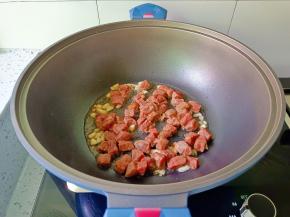 加牛肉粒。