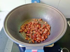 翻炒至牛肉粒变色。