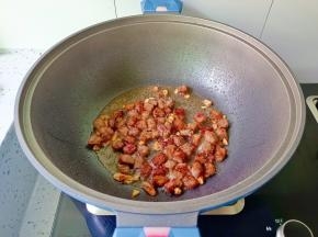 翻炒至牛肉粒变色。
