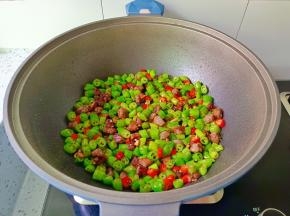 翻炒至断生，加黑胡椒酱两勺，一勺盐调味即可出锅。