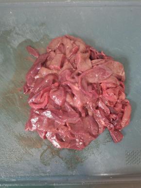 新鲜的猪肝切成薄片！