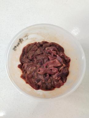 猪肝清洗干净，挤干水分，放入酱油，胡椒粉，玉米淀粉抓拌均匀腌制十分钟！