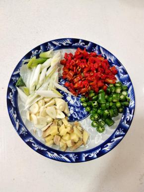 泡椒和尖椒切成段，生姜和蒜瓣切成片，大葱对半切开，再斜着切成段备用！