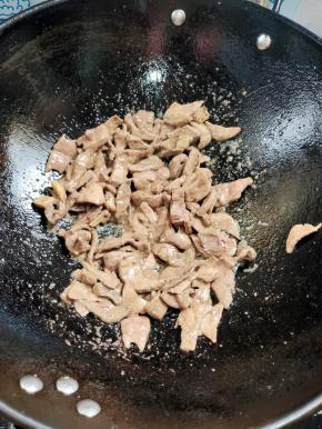 起锅烧油放入姜片，猪肝，大火快速翻炒至猪肝变色，盛出备用！