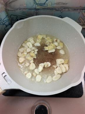 另起锅烧油，放入蒜瓣，姜片爆香！