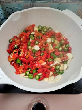 放入泡椒和尖椒翻炒一分钟！