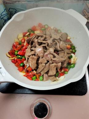 倒入爆炒好的猪肝，翻炒均匀！